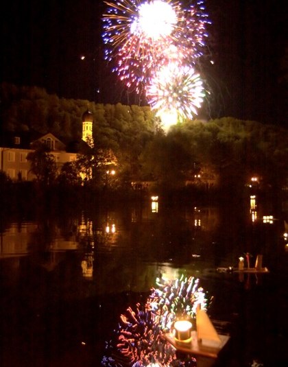 Ein Feuerwerk über der Loisach im nächtlichen Wolfratshausen zur Johannifloßprozession, © Stadt Wolfratshausen Ein Feuerwerk über der Loisach im nächtlichen Wolfratshausen zur Johannifloßprozession, © Stadt Wolfratshausen