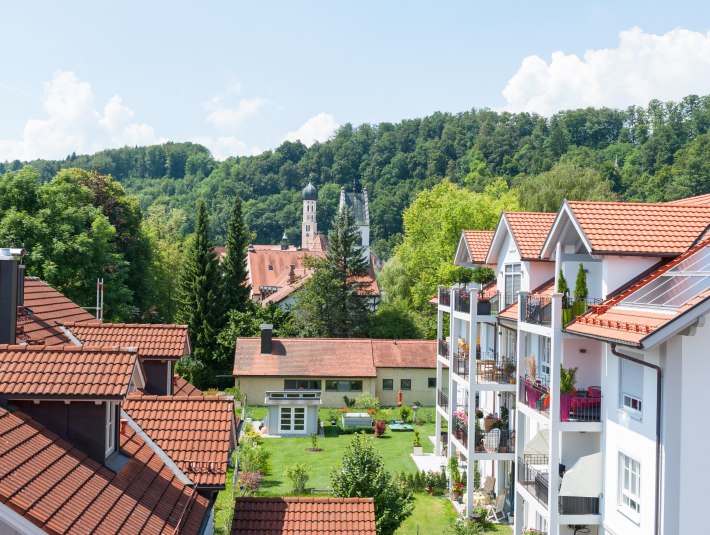 Blick auf die Kirch vom Bergwald aus, recht moderne Wohnhäuser , © Stadt Wolfratshausen Blick auf die Kirch vom Bergwald aus, recht moderne Wohnhäuser , © Stadt Wolfratshausen