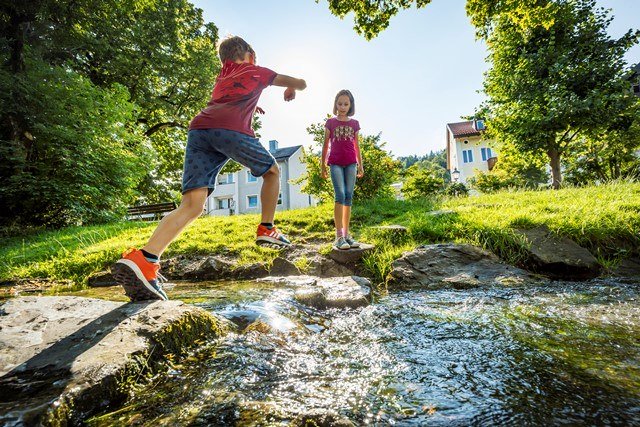 Zwei Kinder beim Spiel am Bach, © Adrian Greiter Zwei Kinder beim Spiel am Bach, © Adrian Greiter