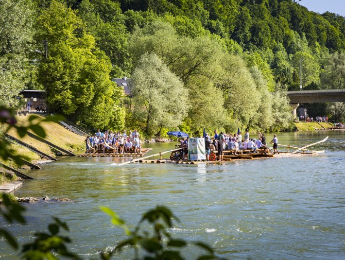 Zwei Flöße mit jeweils ca. 40 Menschen legen ab und machen sich auf den Weg nach München bei wunderschönem Sommerwetter. , © Adrian Greiter Zwei Flöße mit jeweils ca. 40 Menschen legen ab und machen sich auf den Weg nach München bei wunderschönem Sommerwetter. , © Adrian Greiter