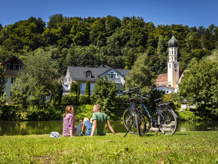 Zwei Radler machen Pause und sitzen im Gras, © Stadt Wolfratshausen Foto: Adrian Greiter Zwei Radler machen Pause und sitzen im Gras, © Stadt Wolfratshausen Foto: Adrian Greiter