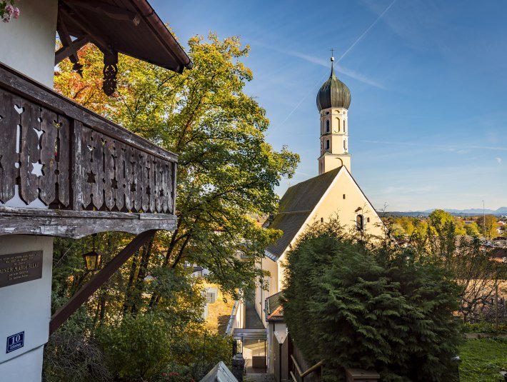 Der Blick vom Bergwald auf die Kirche von Wolfratshausen, © Stadt Wolfratshausen, Adrian Greiter Der Blick vom Bergwald auf die Kirche von Wolfratshausen, © Stadt Wolfratshausen, Adrian Greiter