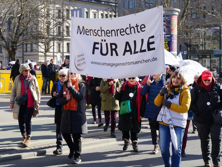 Bild 1, © Omas gegen Rechts München Bild 1, © Omas gegen Rechts München