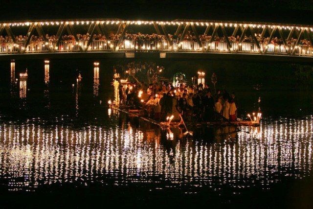 Man sieht den Sebastiani Steg, der für die Johanniprozession mit vielen Lichtern geschmückt ist. Er Lichter spiegeln sich in der Loisach., © Birgit Rilk Man sieht den Sebastiani Steg, der für die Johanniprozession mit vielen Lichtern geschmückt ist. Er Lichter spiegeln sich in der Loisach., © Birgit Rilk