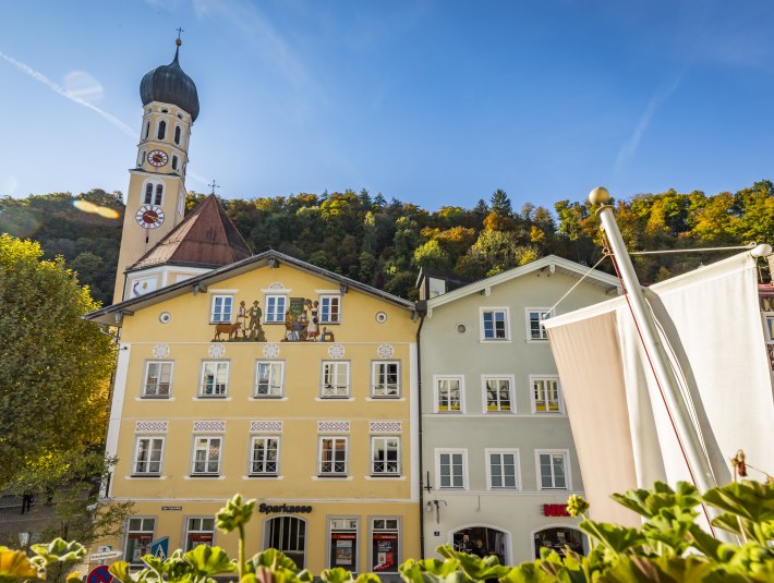 Häuser in der Altstadt, im Hintergrund der Kirchturm, © Stadt Wolfratshausen Foto: Adrian Greiter Häuser in der Altstadt, im Hintergrund der Kirchturm, © Stadt Wolfratshausen Foto: Adrian Greiter