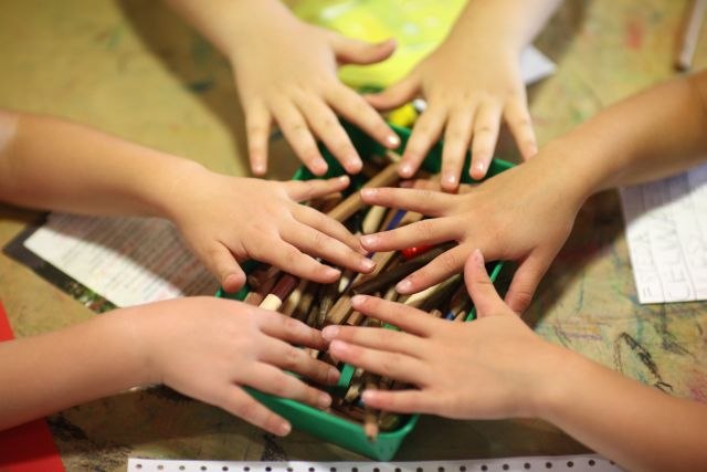 Sechs Kinderhände werden zusammen gehalten, © Stadt Wolfratshausen Sechs Kinderhände werden zusammen gehalten, © Stadt Wolfratshausen