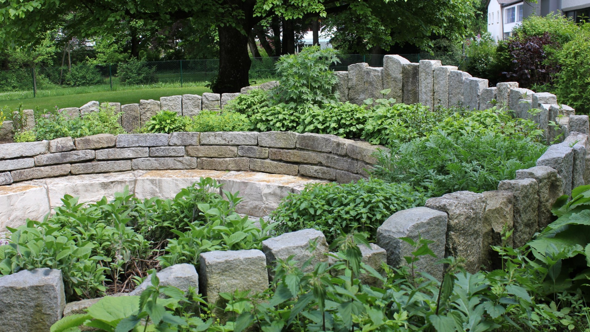 Zu sehen ist der Kräuterkreis, ein Teil des Kräutergartens in Wolfratshausen, © Stadt Wolfratshausen Zu sehen ist der Kräuterkreis, ein Teil des Kräutergartens in Wolfratshausen, © Stadt Wolfratshausen