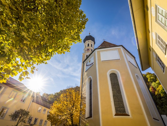 Die St. Andreas Kirche von unten in Richtung Himmel fotografiert, © Stadt Wolfratshausen Foto: Adrian Greiter Die St. Andreas Kirche von unten in Richtung Himmel fotografiert, © Stadt Wolfratshausen Foto: Adrian Greiter