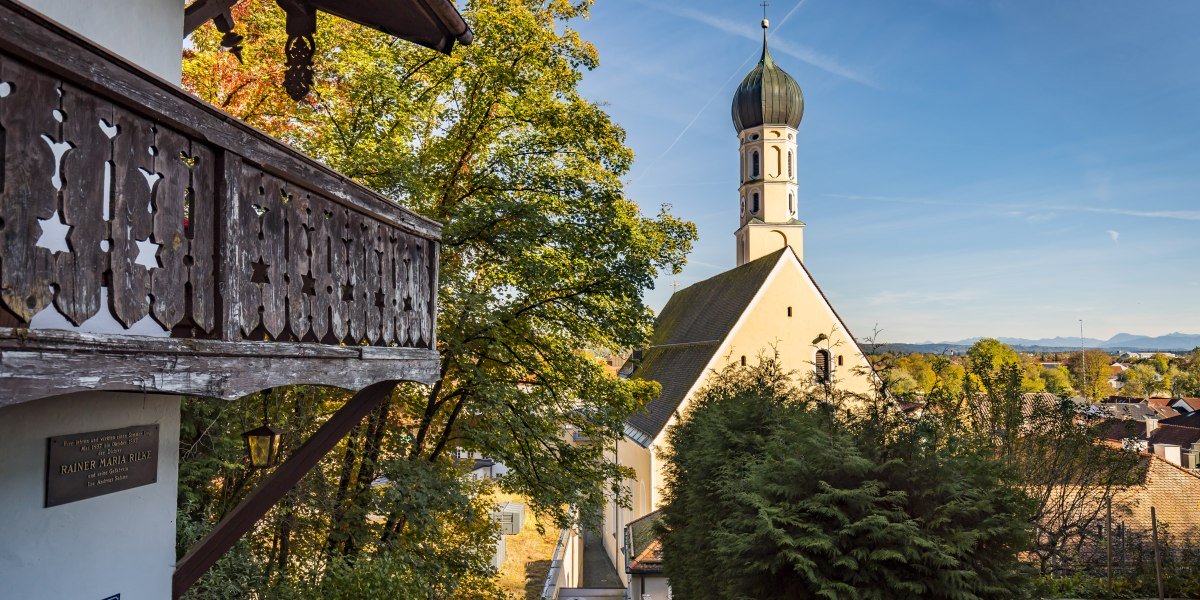 Der Blick vom Bergwald auf die Kirche von Wolfratshausen, © Stadt Wolfratshausen, Adrian Greiter Der Blick vom Bergwald auf die Kirche von Wolfratshausen, © Stadt Wolfratshausen, Adrian Greiter