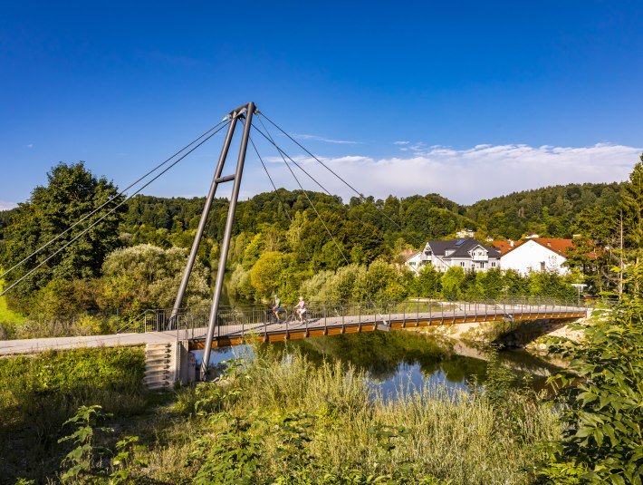 Die Brücke über die Isar in Wolfratshausen im Sonnenschein, © Stadt Wolfratshausen Foto: Adrian Greiter Die Brücke über die Isar in Wolfratshausen im Sonnenschein, © Stadt Wolfratshausen Foto: Adrian Greiter