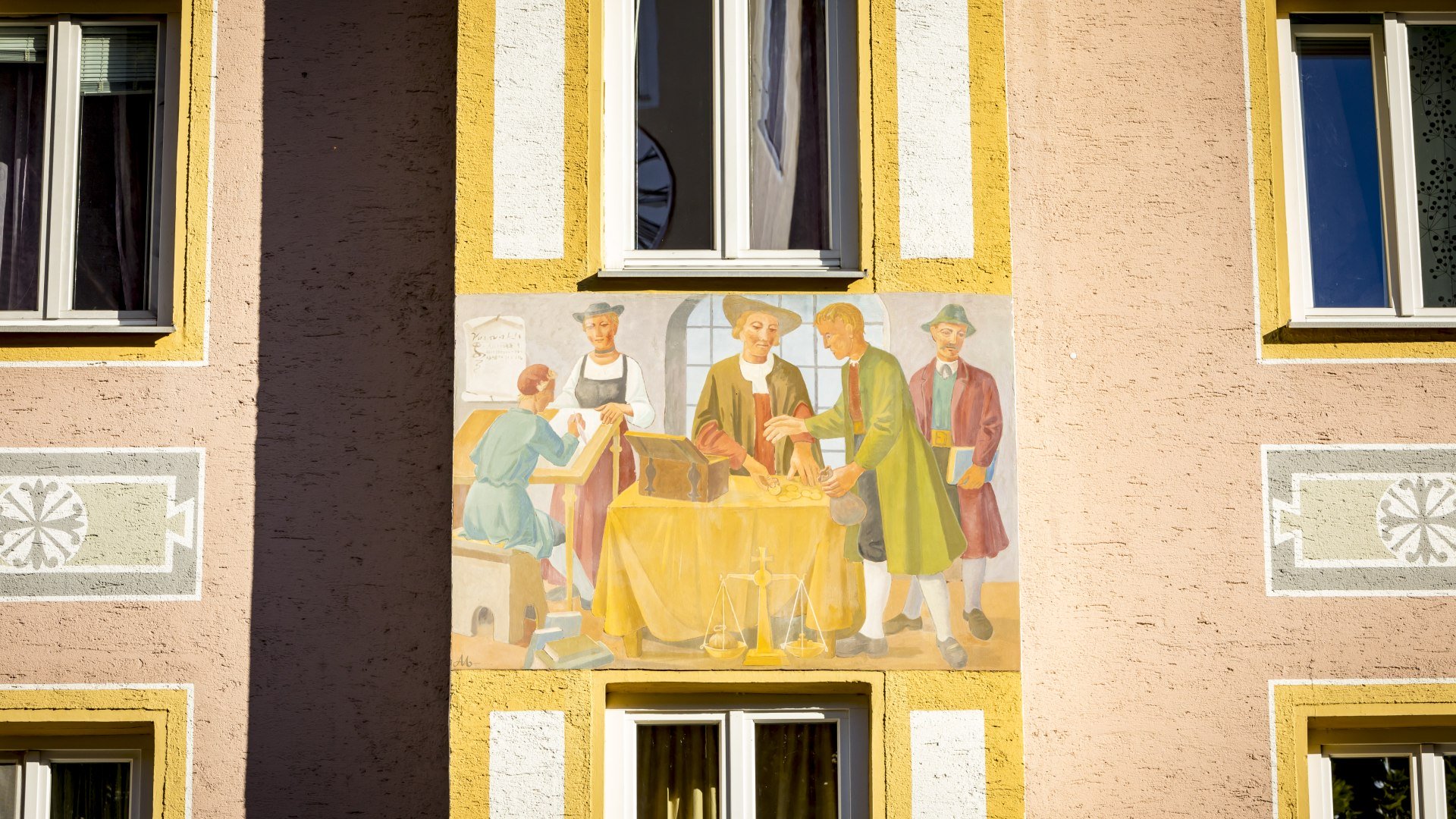 Eine Malerei an einem gelben Haus der Altstadt, © Stadt Wolfratshausen Foto: Adrian Greiter Eine Malerei an einem gelben Haus der Altstadt, © Stadt Wolfratshausen Foto: Adrian Greiter