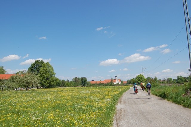 Radler auf dem Weg in der Nähe des Klosters Benediktbeuern, © Stadt Wolfratshausen Radler auf dem Weg in der Nähe des Klosters Benediktbeuern, © Stadt Wolfratshausen