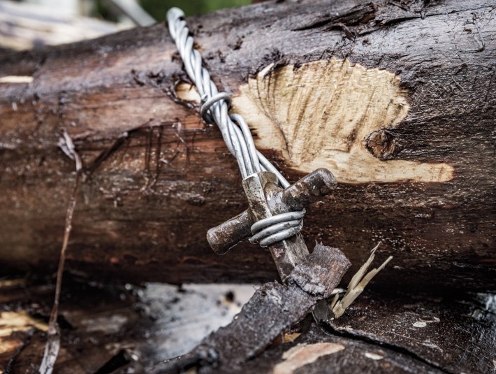 Ein Stahlseil hält Baumstämme eines Floßes zusammen, © Stadt Wolfratshausen Foto: Adrian Greiter Ein Stahlseil hält Baumstämme eines Floßes zusammen, © Stadt Wolfratshausen Foto: Adrian Greiter
