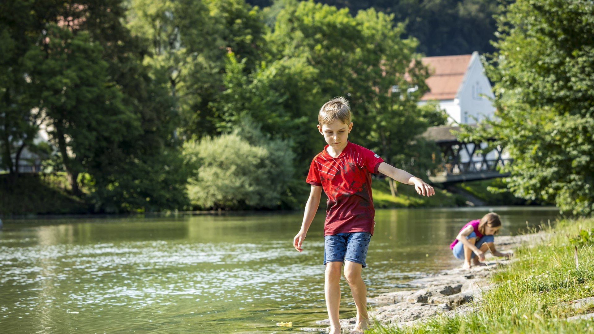 Zwei Kinder spielen am Ufer der Loisach, © Adrian Greiter Zwei Kinder spielen am Ufer der Loisach, © Adrian Greiter