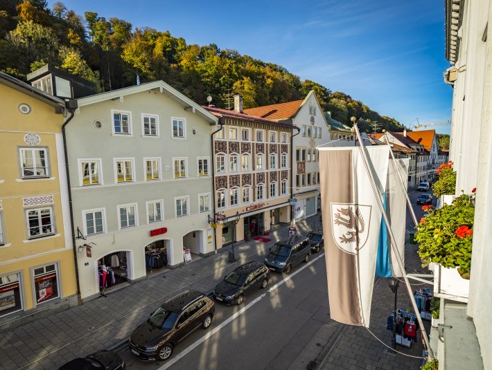 Blick aus einem Fenster des Rathauses auf die Altstadt, © Stadt Wolfratshausen, Adrian Greiter Blick aus einem Fenster des Rathauses auf die Altstadt, © Stadt Wolfratshausen, Adrian Greiter