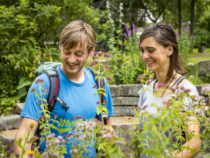 Zwei junge Frauen im Kräutergarten in Wolfratshausen, © Adrian Greiter Zwei junge Frauen im Kräutergarten in Wolfratshausen, © Adrian Greiter