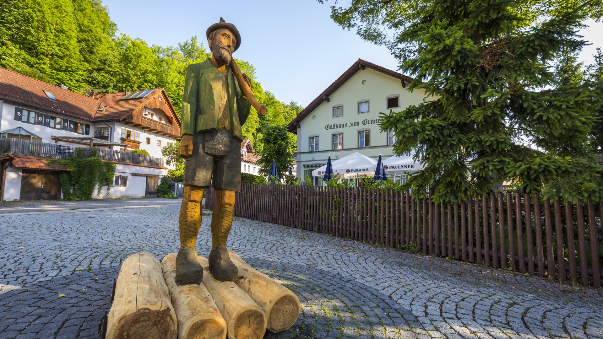 Eine Flößerskulptur aus Holz in Wolfratshausen, © Stadt Wolfratshausen Foto: Adrian Greiter Eine Flößerskulptur aus Holz in Wolfratshausen, © Stadt Wolfratshausen Foto: Adrian Greiter