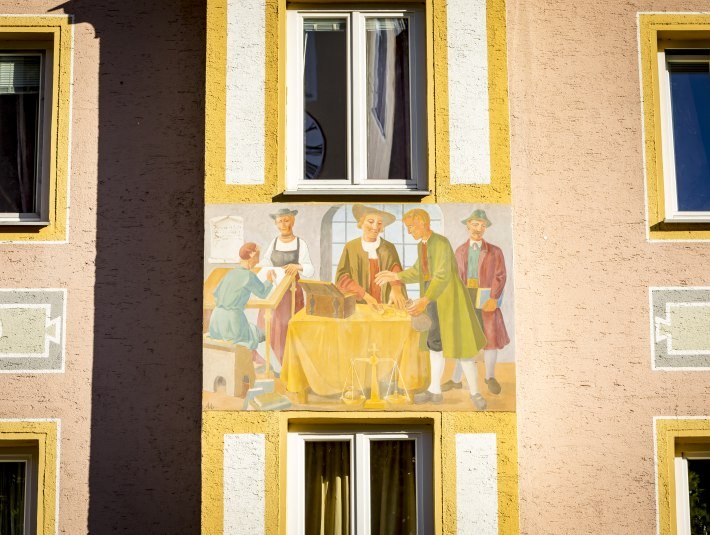 Eine Malerei an einem gelben Haus der Altstadt, © Stadt Wolfratshausen Foto: Adrian Greiter Eine Malerei an einem gelben Haus der Altstadt, © Stadt Wolfratshausen Foto: Adrian Greiter