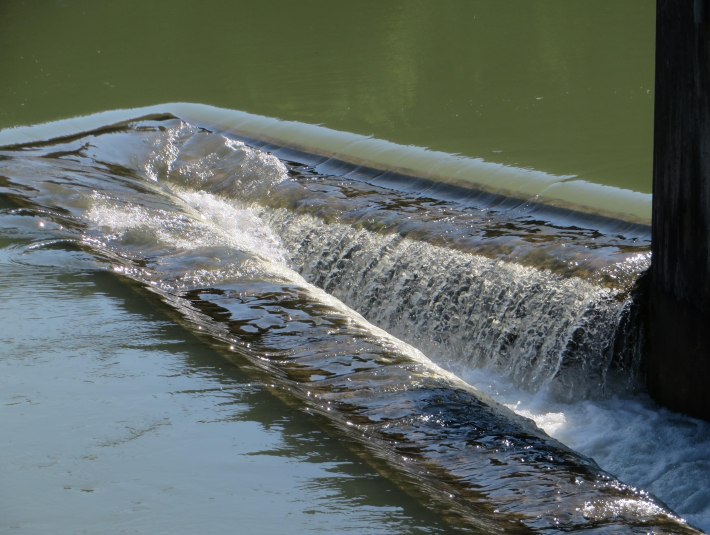 Eine Nahaufnahme der Fischtreppe am Kastenmühlwehr in der Loisach. , © Stadt Wolfratshausen, Fotograf Adrian Greiter Eine Nahaufnahme der Fischtreppe am Kastenmühlwehr in der Loisach. , © Stadt Wolfratshausen, Fotograf Adrian Greiter