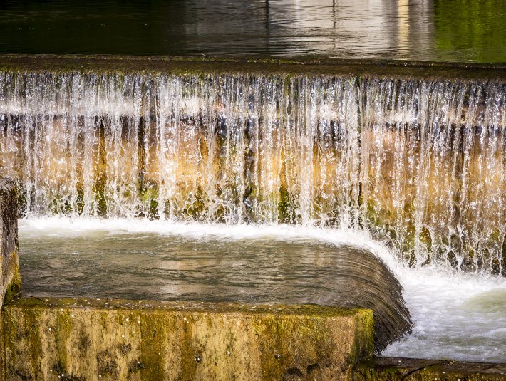 Die Fischtreppe sieht aus wie ein kleiner Wasserfall. , © Adrian Greiter Die Fischtreppe sieht aus wie ein kleiner Wasserfall. , © Adrian Greiter