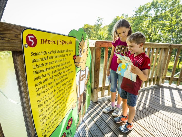Zwei Kinder mit einer Karte auf dem Sebastianisteg, © Adrian Greiter Zwei Kinder mit einer Karte auf dem Sebastianisteg, © Adrian Greiter