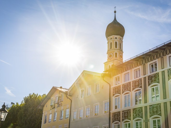 Der Kirchtum von St. Andreas hinter alten Fachwerkhäusern, © Stadt Wolfratshausen, Adrian Greiter Der Kirchtum von St. Andreas hinter alten Fachwerkhäusern, © Stadt Wolfratshausen, Adrian Greiter