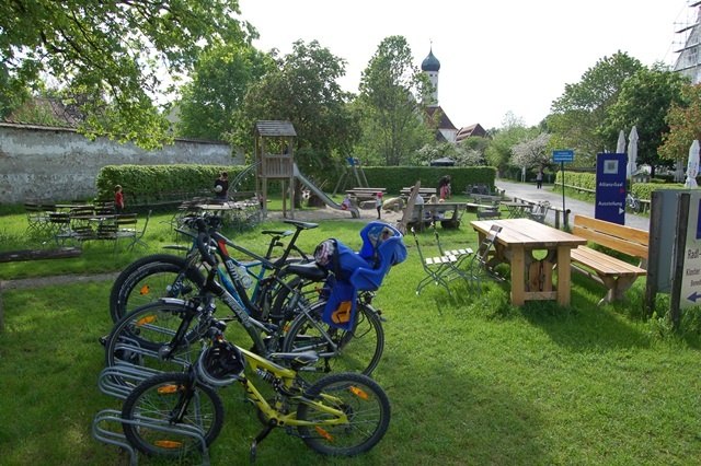 Idealer Pausenort - Biergarten Kloster Benediktbeuren, &copy; Stadt Wolfratshausen