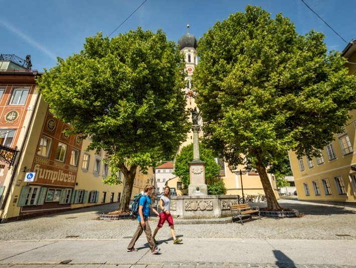 Historie erleben am Marienplatz, ein Haus der Altstadt. Links und rechts davon zwei B&auml;ume in sattem Gr&uuml;n, &copy; Adrian Greiter