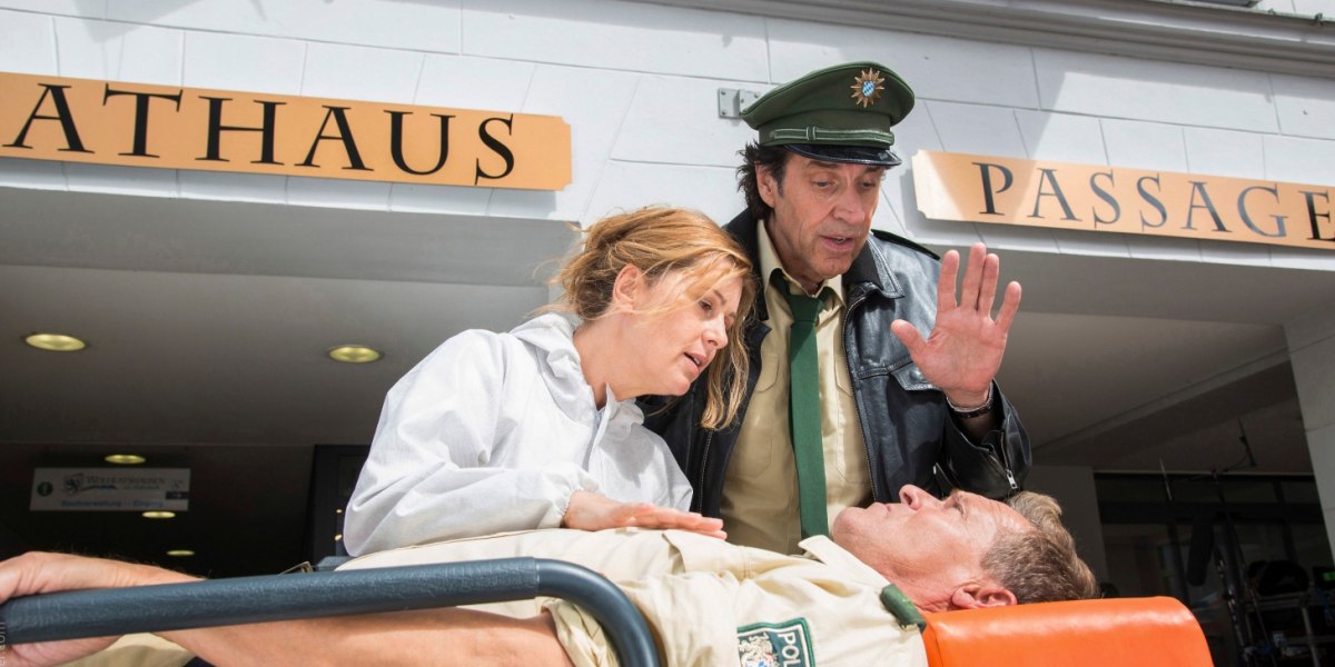 Hubert und Staller am Rathaus Wolfratshausen, &copy; ARD/TMG/Marco Meenen