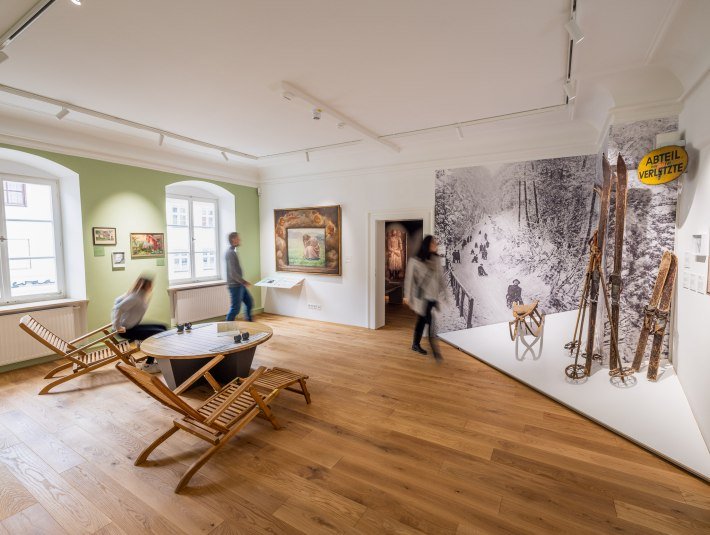 Eine Frau besichtigt das Museum der Stadt Wolfratshausen, &copy; Stadt Wolfratshausen, Adrian Greiter
