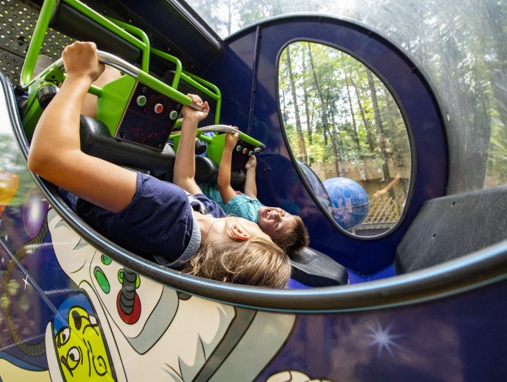 Rasante Fahrt mit einer Bahn im M&auml;rchenwald, &copy; Stadt Wolfratshausen, Fotograf: Adrian Greiter
