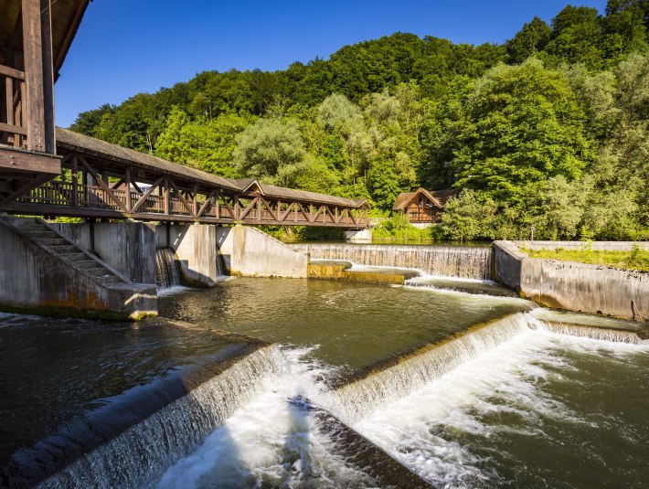 Das Kastenm&uuml;hlwehr mit dem Holzgang, der &uuml;berdacht ist und an die mittelalterliche Burg erinnert. Darunter die Fischtreppe, die in der Loisach angelegt wurde um den Fischen den Weg zu den Laichpl&auml;tzen zu erm&ouml;glichen. , &copy; Adrian Greiter
