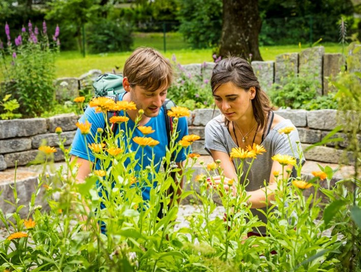 Zwei junge Frauen im Kr&auml;uter Kraft Kreis, &copy; Stadt Wolfratshausen Foto: Adrian Greiter