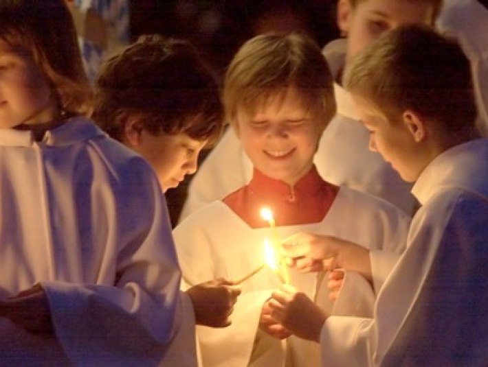 Kinder im Festgewand mit Kerzen in der Hand zur Vorbereitung der Flo&szlig;prozession in Wolfratshausen.