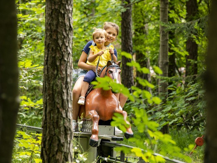 Reiten auf einer Pferdebahn im M&auml;rchenwald, &copy; Stadt Wolfratshausen, Fotograf: Adrian Greiter