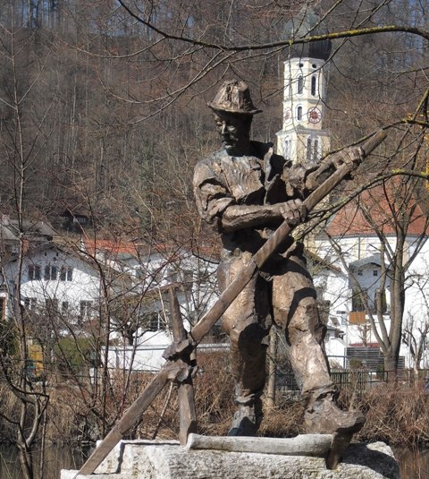 Fl&ouml;&szlig;erdenkmal in Wolfratshausen, &copy; Stadt Wolfratshausen Foto: Adrian Greiter