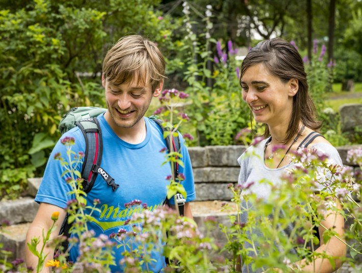 Zwei junge Frauen im Kräutergarten in Wolfratshausen, © Adrian Greiter