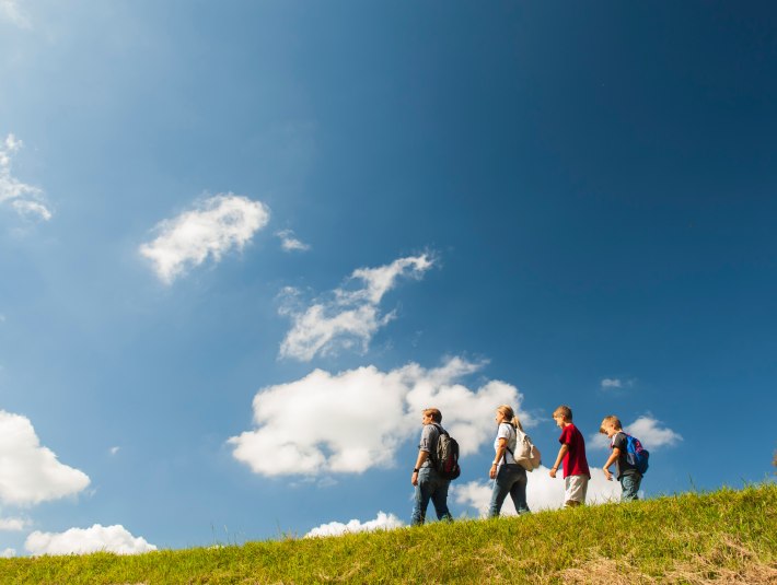 4 Wanderer an einer Wiese im Sonnenschein, &copy; Stadt Wolfratshausen
