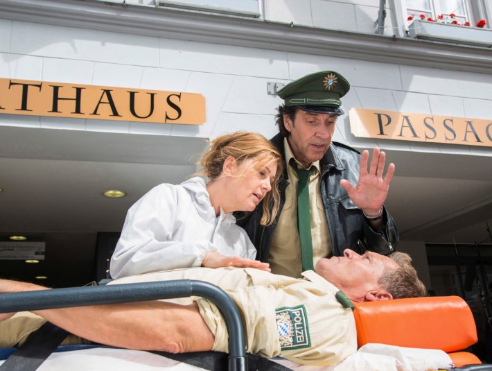 Hubert und Staller am Rathaus, &copy; ARD/TMG/Marco Meenen