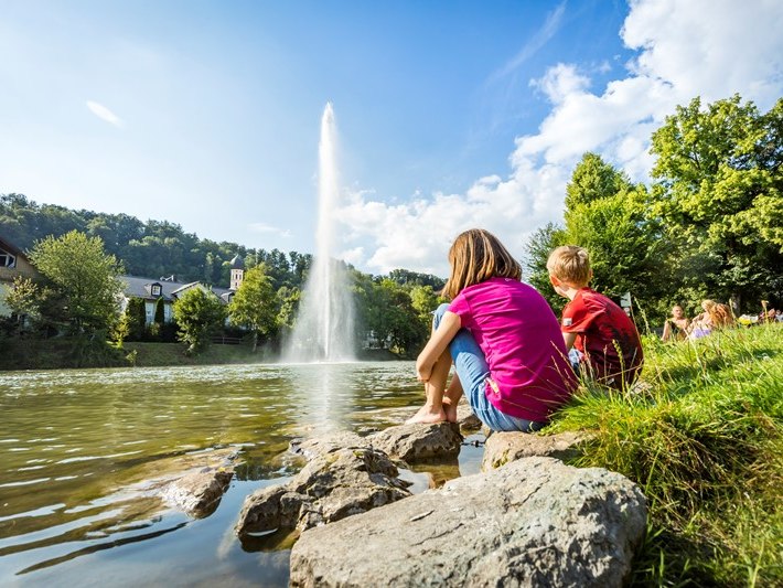 An der Alten Flo&szlig;l&auml;nde sitzen zwei Kinder und beobachten eine Font&auml;ne, &copy; Adrian Greiter