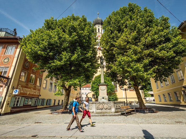 Historie erleben am Marienplatz, ein Haus der Altstadt. Links und rechts davon zwei Bäume in sattem Grün, © Adrian Greiter