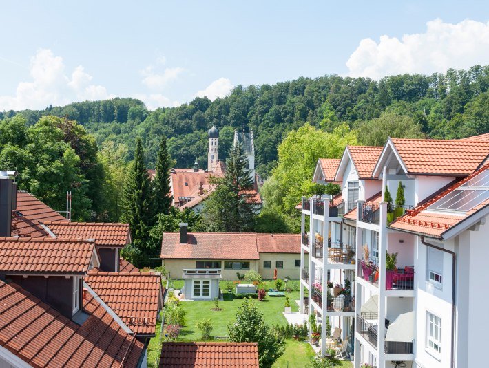 Blick auf die Kirch vom Bergwald aus, recht moderne Wohnhäuser , © Stadt Wolfratshausen
