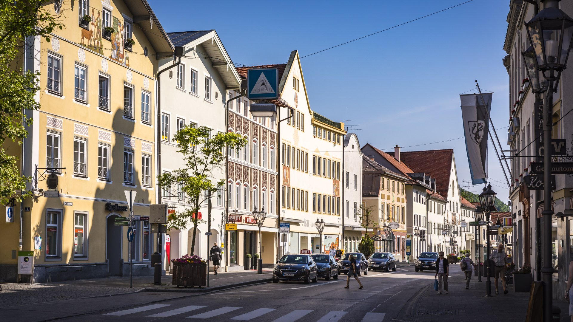 Ein Blick auf die verzierten Häuser der Altstadt von Wolfratshausen im Sonnenlicht, © Stadt Wolfratshausen Foto: Adrian Greiter