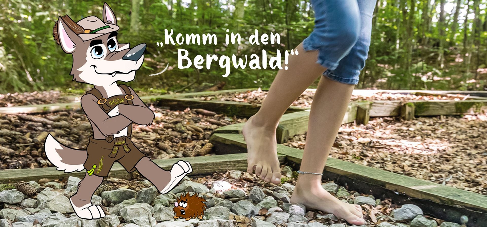 Zu sehen ist ein Wolf als Zeichentrickfigur und Kinderfüße, die barfuß durch den Wald laufen., © Stadt Wolfratshausen