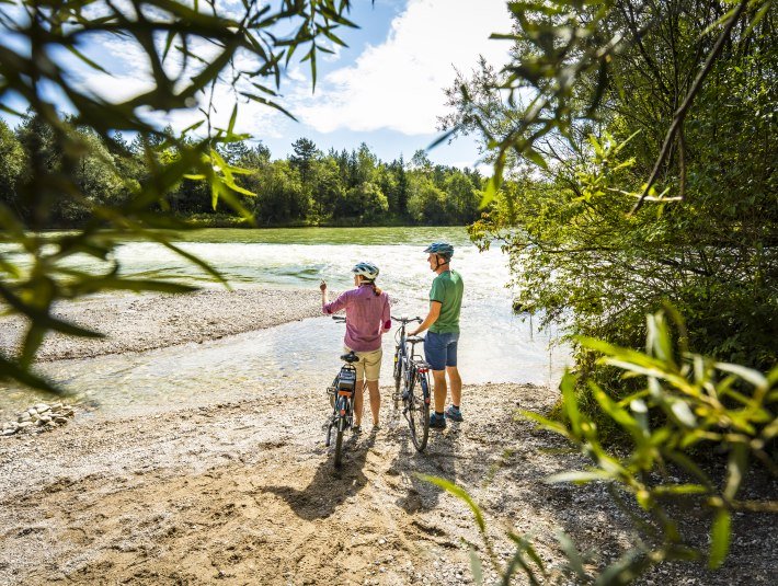 Ein Paar steht mit Fahrr&auml;dern am Isarufer, &copy; Stadt Wolfratshausen Foto: Adrian Greiter