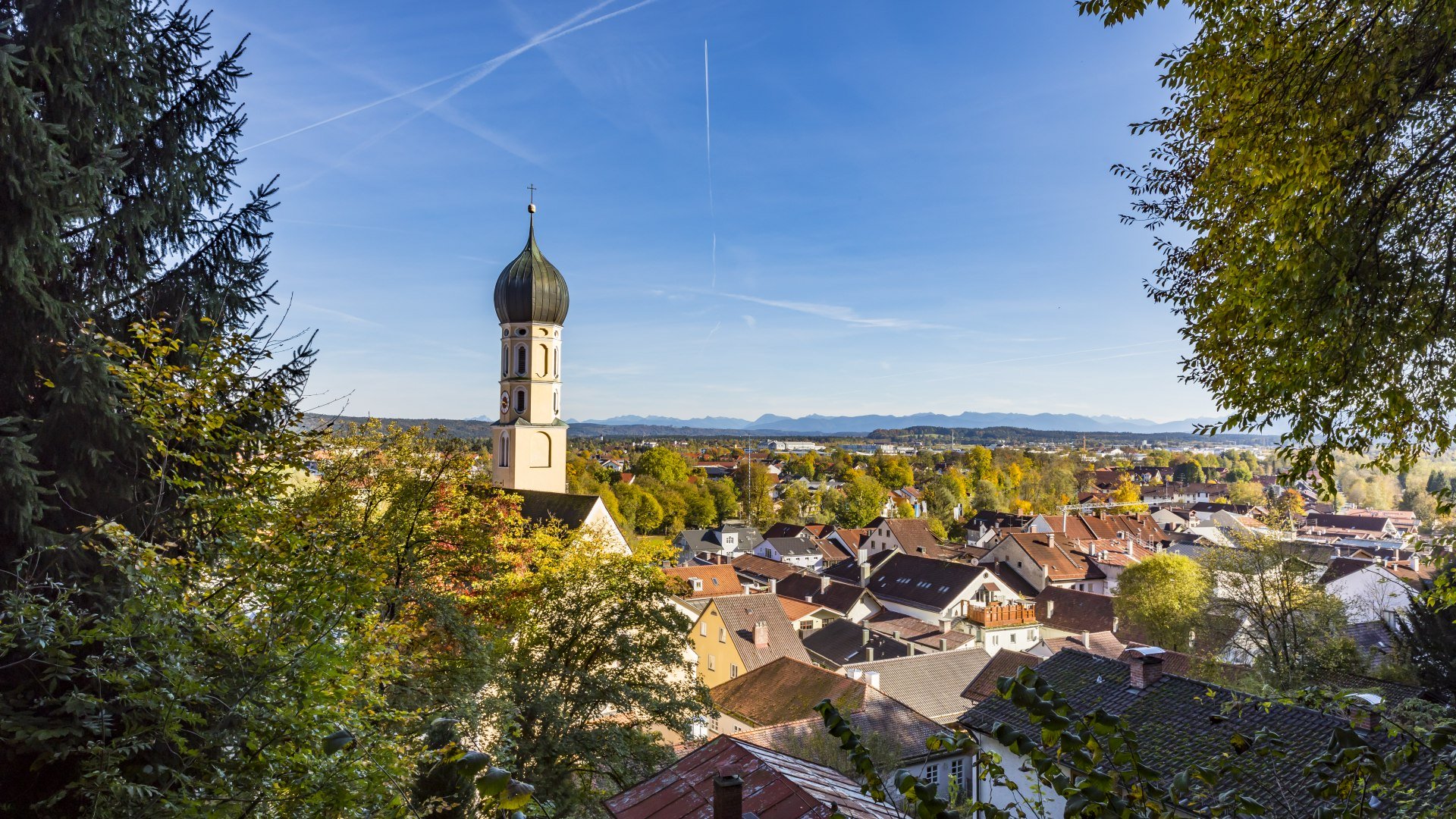 Blick auf die D&auml;cher von Wolfratshausen vom Bergwald aus, links der Kirchturm der St. Andreas Kirche, &copy; Stadt Wolfratshausen Foto: Adrian Greiter