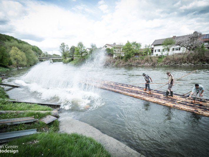 Fl&ouml;&szlig;er auf St&auml;mmen im Wasser beim Flo&szlig;bau, &copy; Stadt Wolfratshausen, Adrian Greiter
