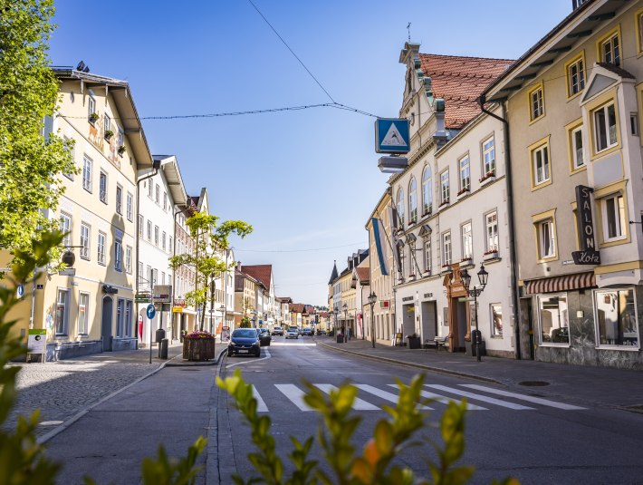 Blick in die Stra&szlig;e der Altstadt, links und rechts die alten H&auml;user, &copy; Stadt Wolfratshausen Foto: Adrian Greiter