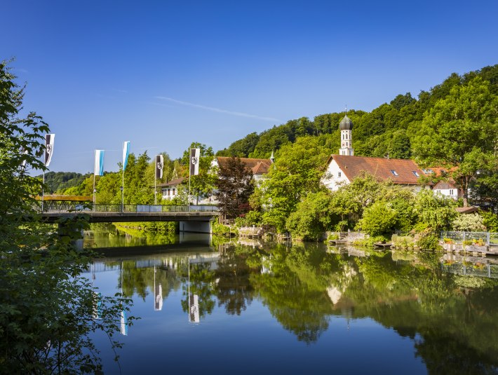 Blick auf die Br&uuml;cke &uuml;ber die Loisach in Wolfratshausen bei Sonnenschein, &copy; Stadt Wolfratshausen Foto: Adrian Greiter