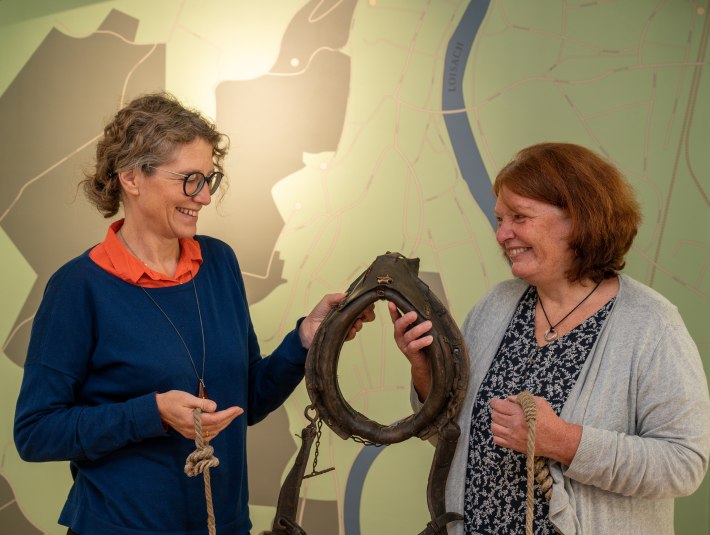 Zwei Frauen im Gespräch im Museum, © Tom Hirschmann